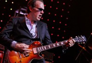 Joe Bonamassa l’avenir du blues Comme Joe Bonamassa grandit sa réputation comme l’un des plus grands guitaristes du monde, il est également en train de devenir un chef charismatique du blues-rock. Sa capacité à communiquer avec...