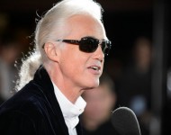 Jimmy Page guitariste légendaire de Led Zeppelin et les Yardbirds James Patrick Page OBE (né le 9 janvier 1944) est un guitariste, producteur et compositeur anglais de rock, né à Heston dans la banlieue de Londres. Il est très inspiré...