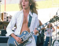 Peter Frampton Peter Frampton, né le 22 avril 1950 à Beckenham (Royaume-Uni), est un guitariste devenu americain et chanteur de rock qui fut à l’occasion acteur. Tout d’abord guitariste du groupe de...